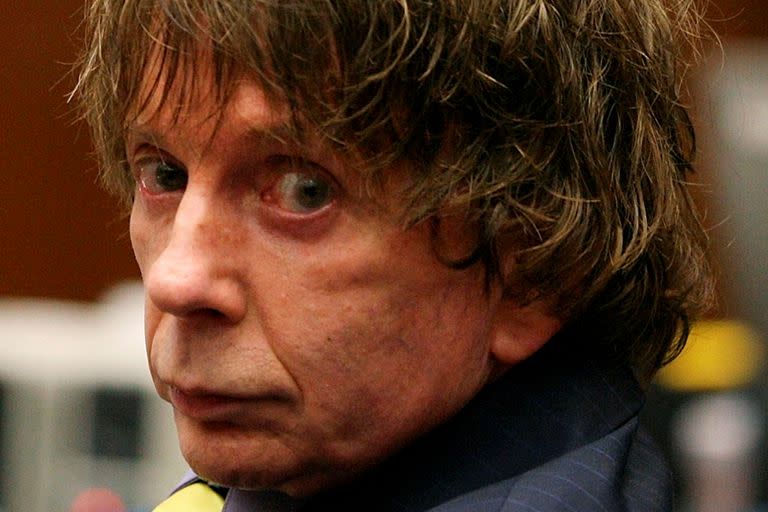 El productor musical Phil Spector aparece en la corte durante su juicio por asesinato en el Tribunal Superior de Los Ángeles en Los Ángeles el 16 de agosto de 2007. Spector está acusado de disparar fatalmente a la actriz Lana Clarkson en su casa en febrero de 2003.