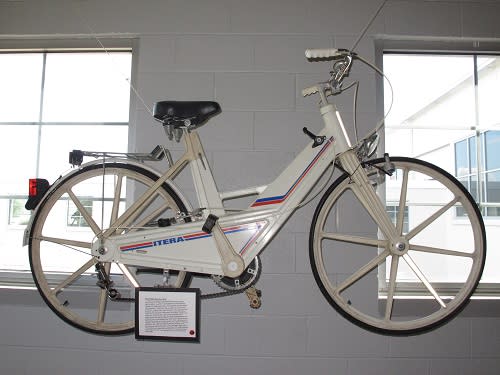 Das Kunststofffahrrad Itera hat es zwar nicht zum großen Erfolg, dafür aber immerhin ins Museum geschafft. (Bild: lanemotormuseum.org)            