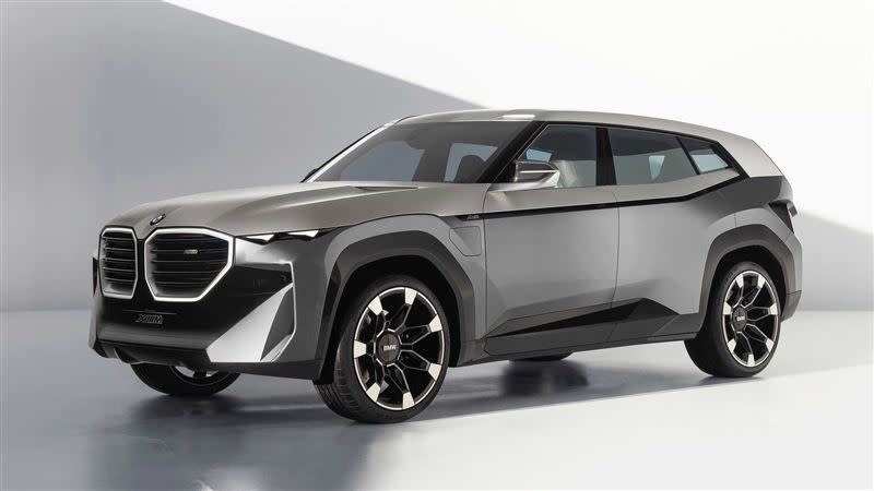 BMW Concept XM車頭採用超大鼻孔，周圍還有LED燈條點綴。（圖／翻攝自BMW官網）