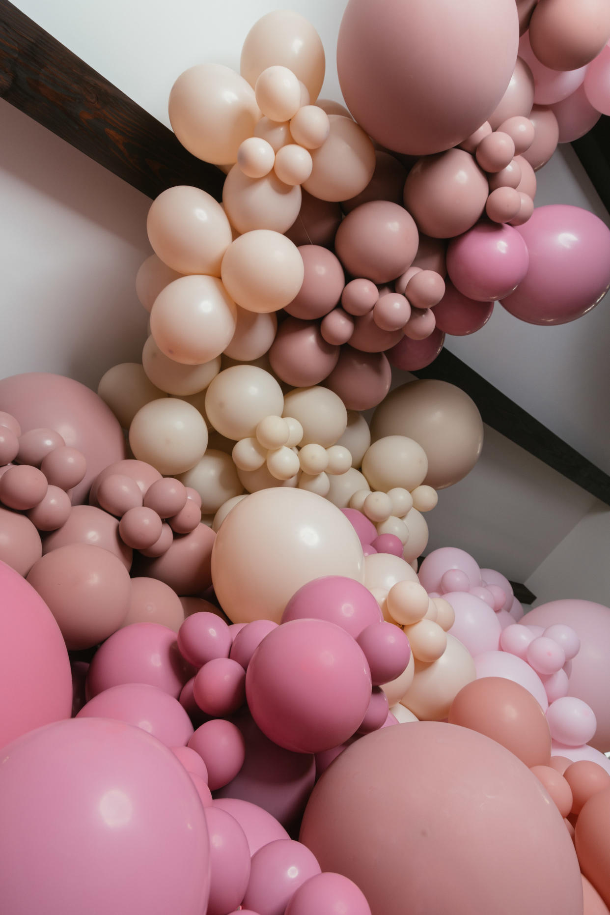 Un arreglo de globos en Santa Mónica, California, el 19 de febrero de 2022. (Michael Tyrone Delaney/The New York Times)