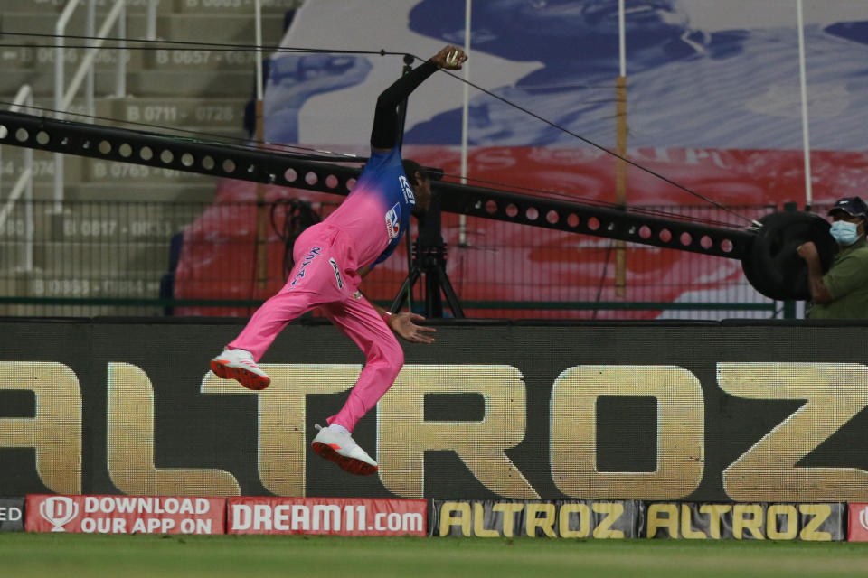 Jofra Archer of Rajasthan Royals takes the catch to dismiss Ishan Kishan of Mumbai Indians (Pankaj Nang /Sportzpics/BCCI)