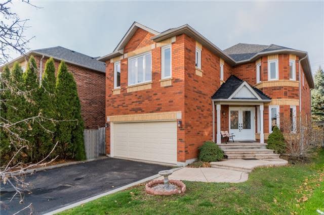 <p><a rel="nofollow noopener" href="https://www.zoocasa.com/mississauga-on-real-estate/4287200-5963-talisman-crt-mississauga-on-l5m6a1-w3664970" target="_blank" data-ylk="slk:5963 Talisman Court, Mississauga, Ont.;elm:context_link;itc:0;sec:content-canvas" class="link ">5963 Talisman Court, Mississauga, Ont.</a><br> Location: Mississauga, Ontario<br> List price: $988,000<br> Photo courtesy Zoocasa </p>