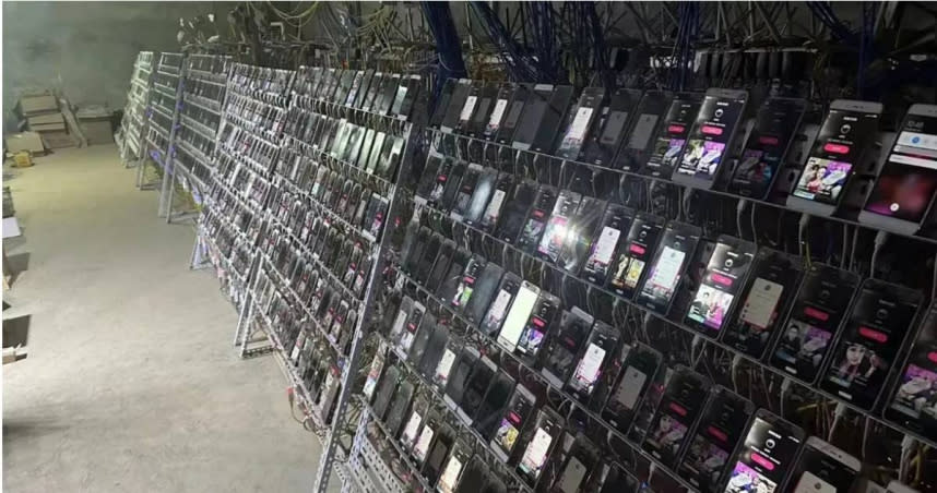 安徽宿州碭山警方經過近3個月的偵查後，於近日進到簡陋的機房，而後竟見到2萬6千餘台手機正在自動刷人氣。（圖／微博）