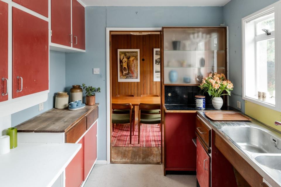 The kitchen features its original glazed serving hatch and mid-century cabinetry (FRENCH+TYE/The Modern House)