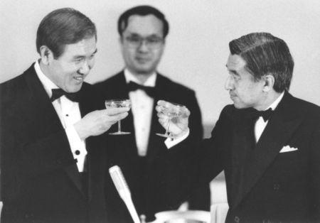 Japan's Emperor Akihito (R) toasts with South Korea's President Roh Tae-woo during an imperial banquet hosted by the emperor at the Imperial Palace in Tokyo, Japan, May 24, 1990, in this photo released by Kyodo. Mandatory credit Kyodo/via REUTERS/Files