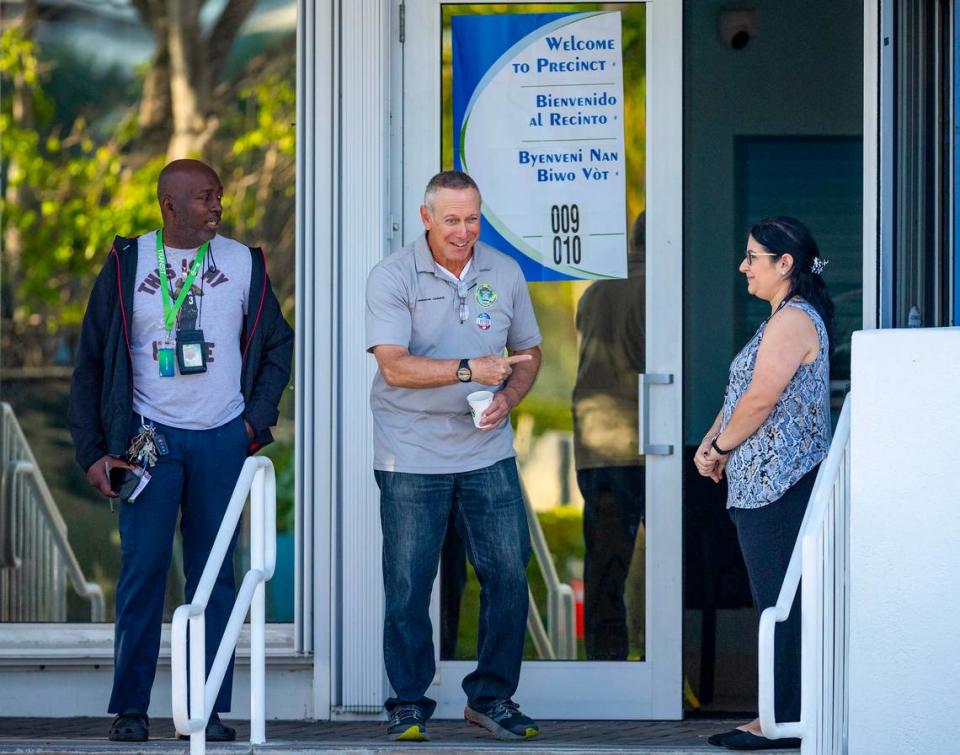 Trabajadores electorales saludan a un elector después de que votara durante las elecciones primarias presidenciales y locales en el Condado Miami-Dade en el Ayuntamiento de Surfside, el martes 19 de marzo de 2024, en Surfside, Florida.