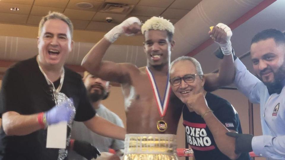 Darián Castro celebra tras vencer a Adrián Lescay junto a su manager Jesse Rodríguez (izq.) y su entrenador Jorge Rubio.