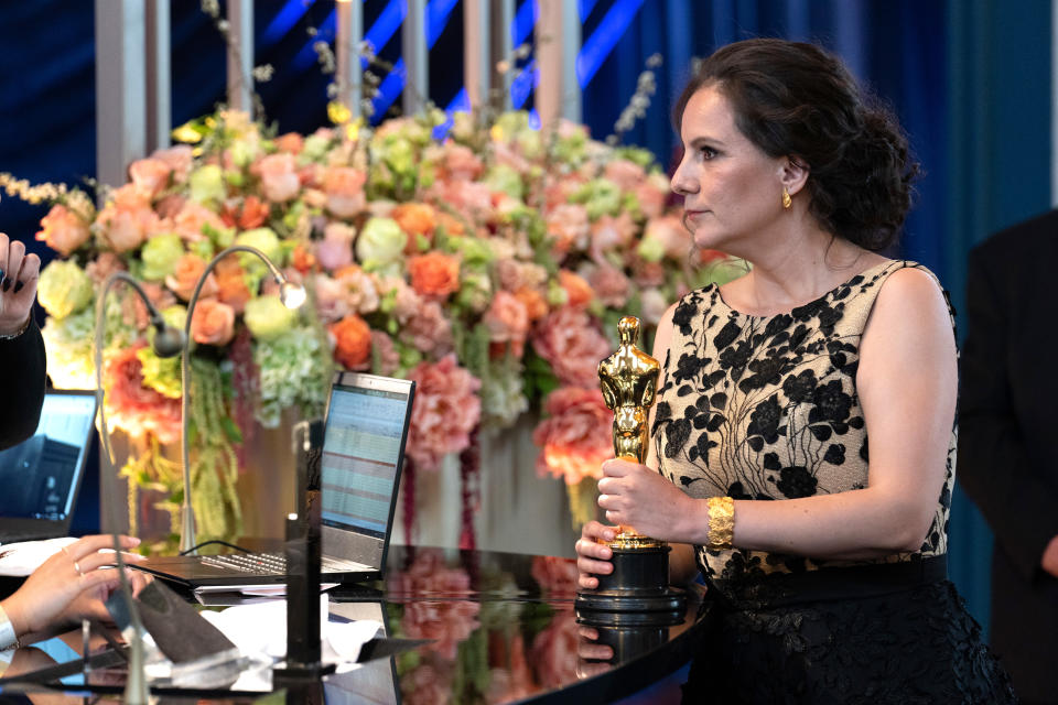 La mexicana Michelle Couttolenc en espera a que graben su estatuilla del Oscar que ganó en la categoría de Mejor Sonido por su trabajo en "Sound of Metal". (Getty Images)