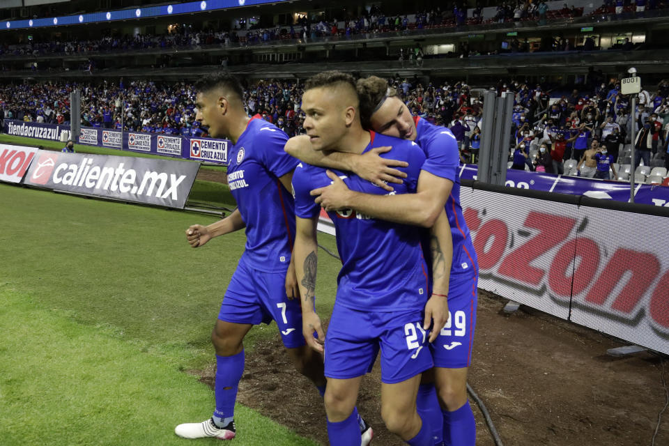 Jonathan Rodríguez celebra tras anotar el primer gol de Cruz Azul ante Toluca, en la vuelta de los cuartos de final de la Liga MX, el sábado 15 de mayo de 2021 (AP Foto/Eduardo Verdugo)