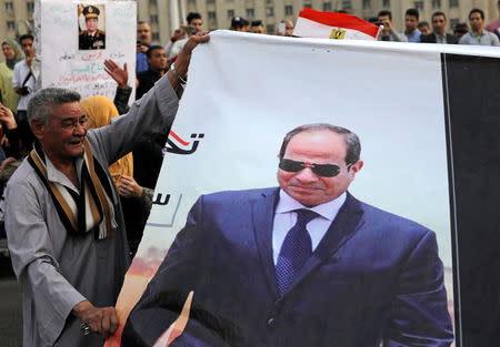 Supporters of Egyptian President Abdel Fattah al-Sisi in Tahrir square after presidential election results in Cairo, Egypt April 2, 2018. REUTERS/Mohamed Abd El Ghany/Files