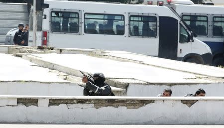 Police officers are seen outside parliament in Tunis March 18, 2015. REUTERS/Zoubeir Souissi