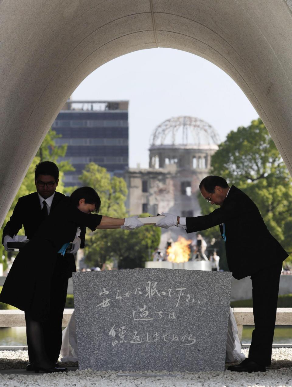 Kazumi Matsui hands over the name list