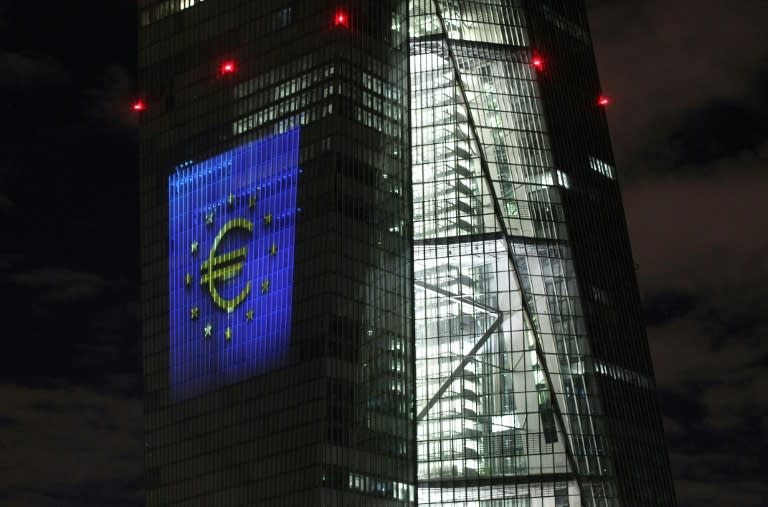 La torre del edificio principal del Banco Central Europeo (BCE) fotografiada por la noche mostrando el símbolo del euro iluminado en Frankfurt Main, en el oeste de Alemania, el 30 de diciembre de 2021, durante un evento celebración del aniversario del euro (AFP/Daniel ROLAND)
