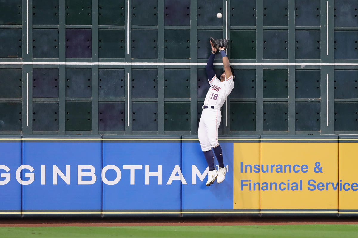 Tony Kemp does best SUPERMAN impression to make SENSATIONAL catch! 