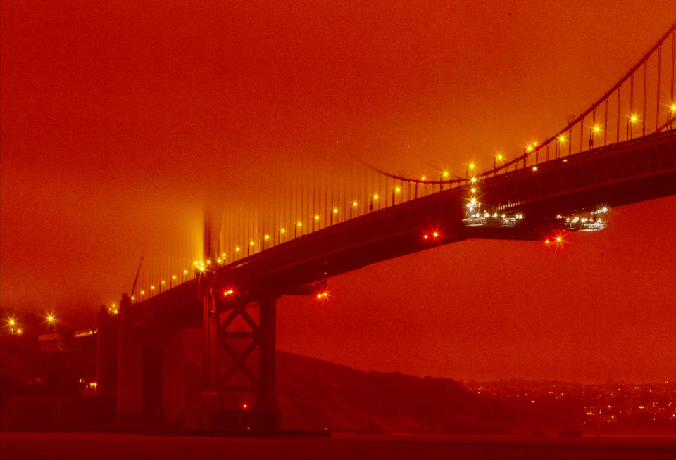 En esta foto proporcionada por Frederic Larson se ve el puente Golden Gate el miércoles 9 de septiembre del 2020 bajo cielos anaranjados debido a incendios forestales, en San Francisco. (Frederic Larson vía AP)