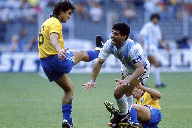 Turín, 24 de junio de 1990: una escena intensa del Argentina-Italia por los octavos de final, Branco y Maradona... la tarde del famoso bidón