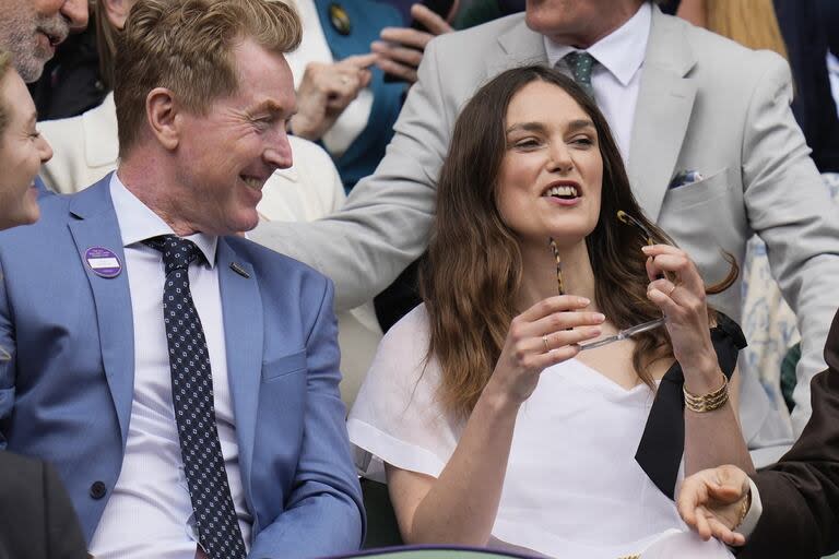 Divertidos, la actriz Keira Knightley y el extenista Mark Woodforde disfrutaron desde la tribuna los cuartos de final del campeonato de Wimbledon, en Londres