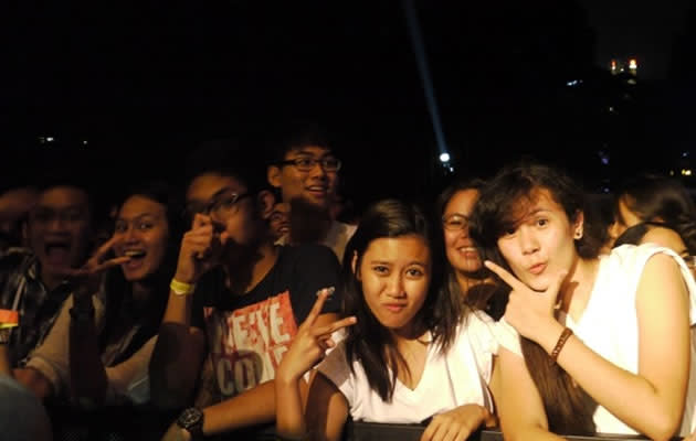 Excited fans at the concert (Yahoo! Photos/Clarence Chen)