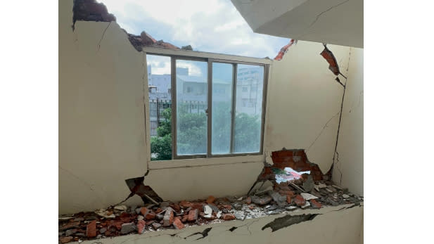 歷經0403強震和餘震，花蓮有許多建築物呈現半倒、全倒的情況。花蓮縣租賃住宅服務商業同業公會提供
