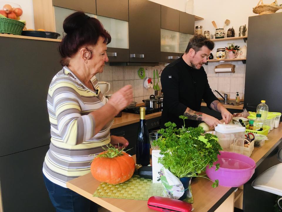 Sternekoch Daniel Gottschlich musste bei Oma Pietsch zuhause kochen und hatte damit so gar nicht gerechnet. (Bild: TVNow)