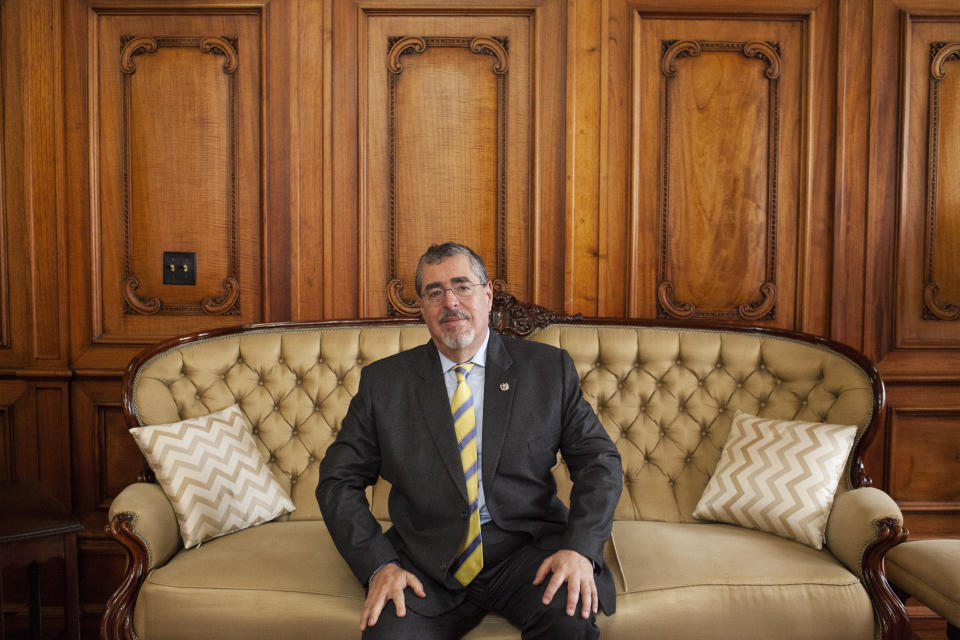 El presidente de Guatemala, Bernardo Arévalo, da una entrevista en su despacho en el Palacio Nacional en Ciudad de Guatemala, el jueves 1 de febrero de 2024. (AP Foto/Sandra Sebastián)