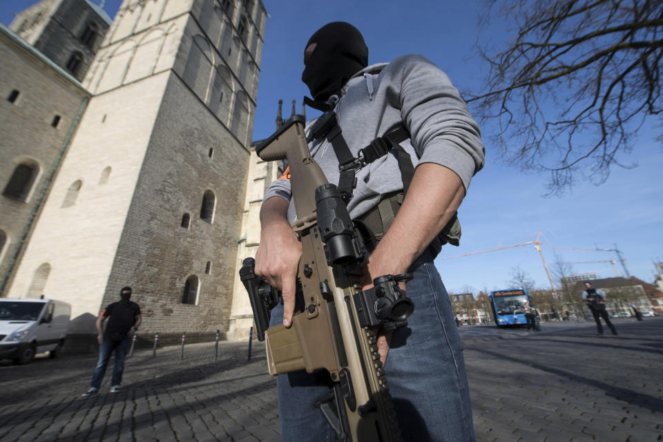 <p>Special police force guards in downtown Muenster, Germany, Saturday, April 7, 2018. (Photo: Bernd Thissen/dpa via AP) </p>