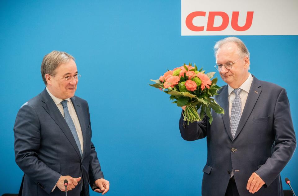 Blumen für den Wahlgewinner: Armin Laschet (l.) beglückwünscht Reiner Haseloff