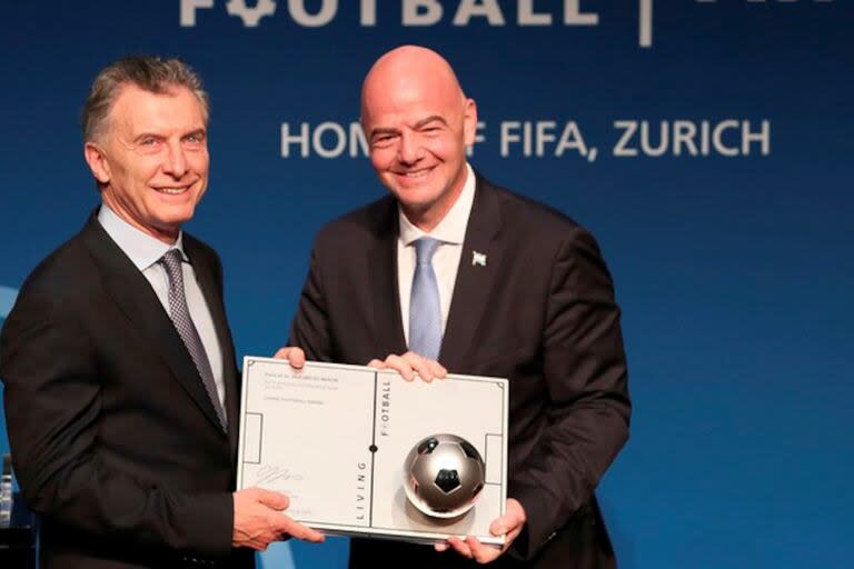 Mauricio Macri fue nombrado presidente de la Fundación FIFA; aquí, junto a Infantino; el exmandatario también está a favor del desembarco de las SAD