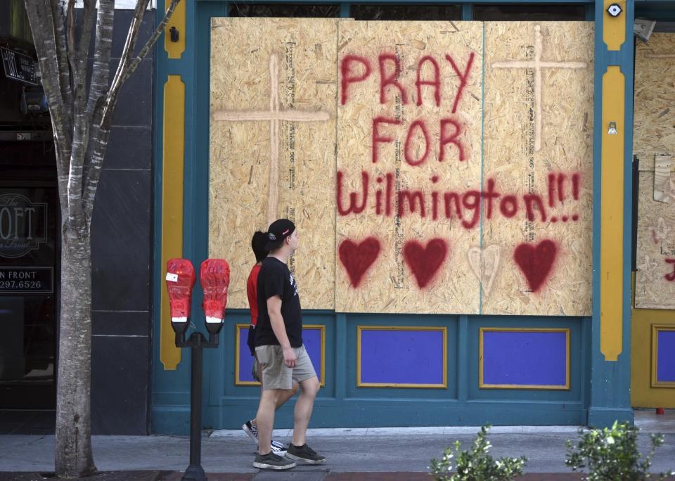 <p>In Wilmington im Bundesstaat North Carolina nagelten Anwohner und Geschäftsbesitzer ihre Fenster mit großen Holzplatten zu. „Betet für Wilmington“ steht auf einer in der Bourbon Street geschrieben. (Matt Born/The Star-News via AP) </p>