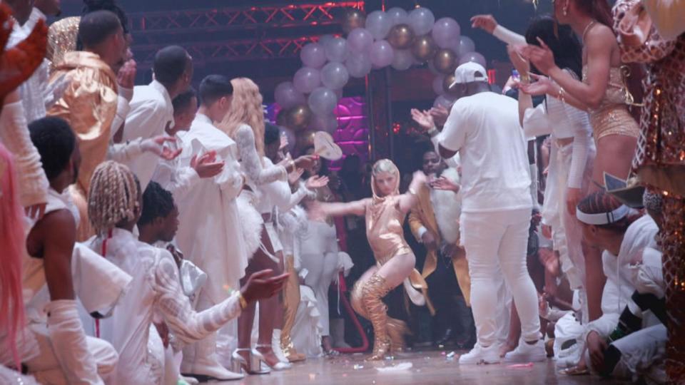 PHOTO: A dancer hits the ballroom floor. (ABC News)