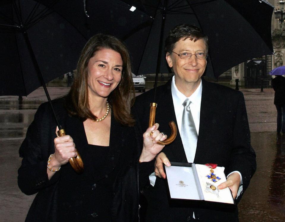 Bill Gates shows off his honorary knighthood with his wife Melinda outside Buckingham Palace in London 02 March 2005