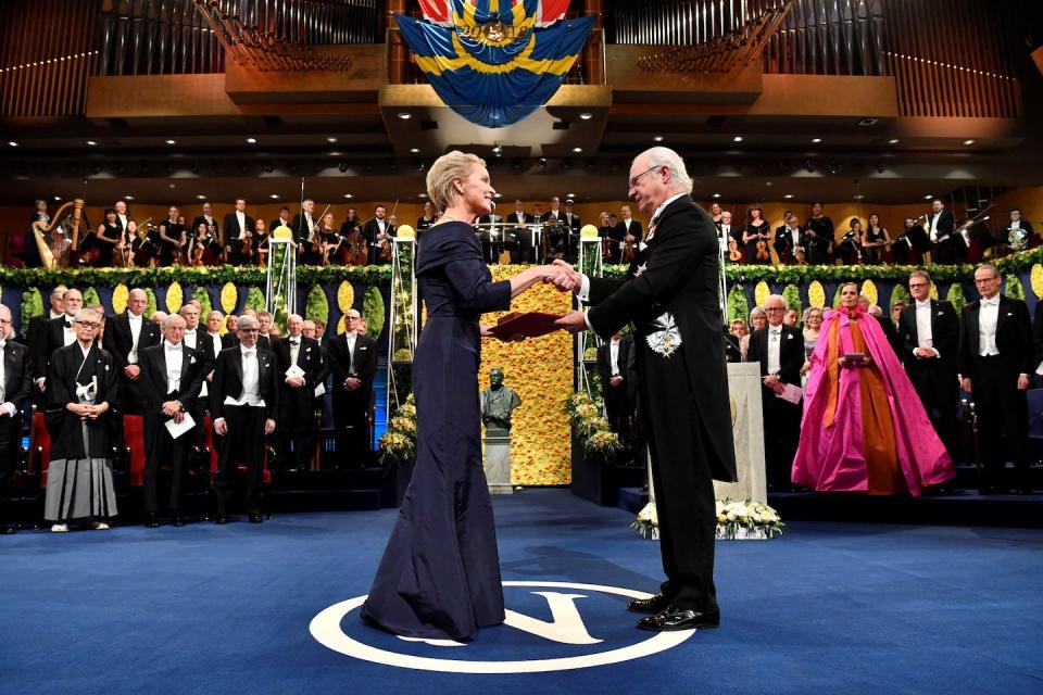 2018 co-laureate Frances Arnold receives her Nobel Prize in chemistry from King Carl XVI Gustaf of Sweden. <a href="https://www.gettyimages.com/detail/news-photo/co-laureate-of-the-2018-nobel-prize-in-chemistry-us-news-photo/1071162052" rel="nofollow noopener" target="_blank" data-ylk="slk:Henrik Montgomery/AFP via Getty Images;elm:context_link;itc:0;sec:content-canvas" class="link ">Henrik Montgomery/AFP via Getty Images</a>