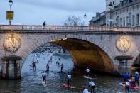 <p>Lors de la course de paddle sur la Seine à Paris, le 5 décembre 2021.</p>