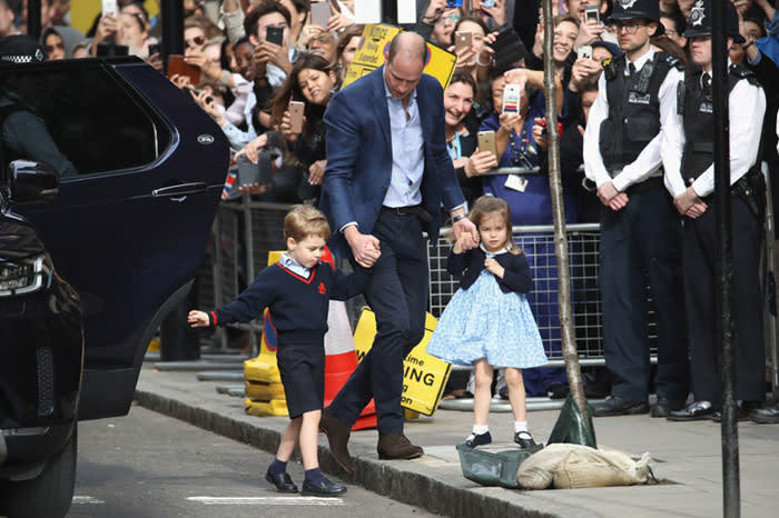 El príncipe Guillermo acompaña a sus hijos, el príncipe George y la princesa Charlotte a conocer a su nuevo hermano