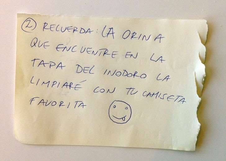 La tapa de inodoro ha sido tema de discusión en esta familia. Por ello, a la mamá se le ocurrió inventar esta regla. ¿Servirá?