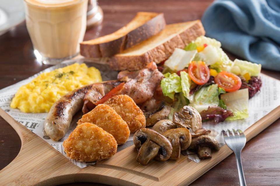 「英式大早餐」包含歐姆蛋、法式手工香腸、薯餅、炒蘑菇、烤吐司、培根和生菜沙拉，分量十足。（420元／份）