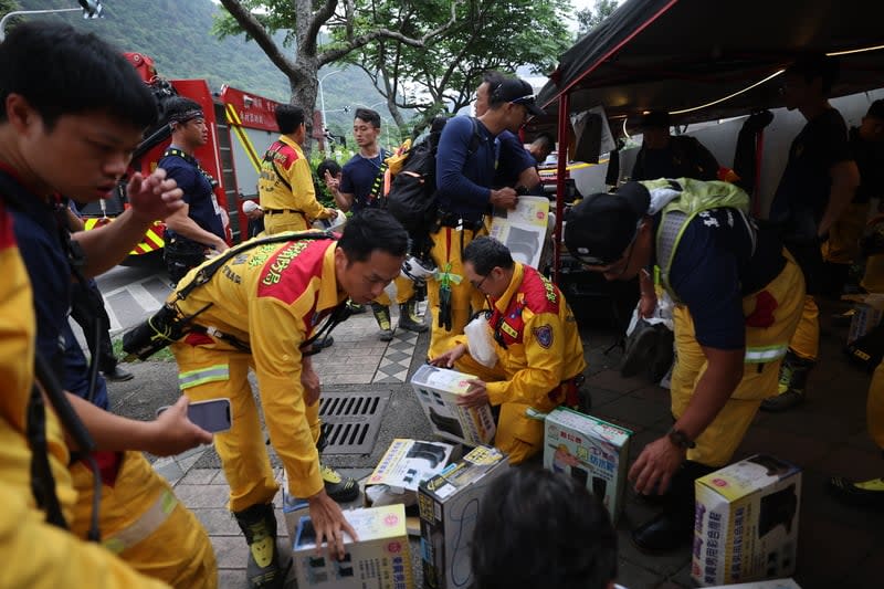 搜救人員5日上午挺進中橫山區破碎道路，並在中橫前進指揮所集結清點裝備。中央社