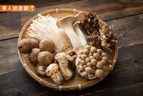 吃對菇類食物補充其富含的多醣體及氨基酸成分，更有輔助防癌、抗癌的好處！