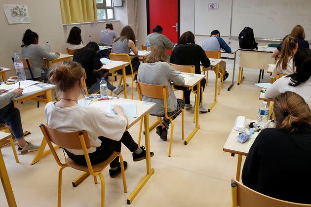 Silence religieux dans une salle d'épreuve du Baccalauréat 2018 dans un lycée de Versailles. (Photo: Benoit Tessier via Reuters)