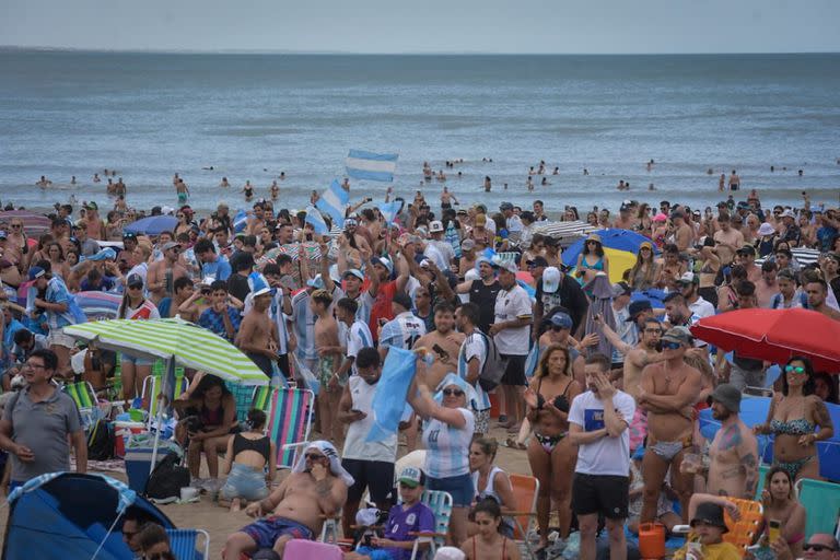 Festejos en Mar del Plata por el triunfo de la Selección Argentina frente al equipo de los Países Bajos