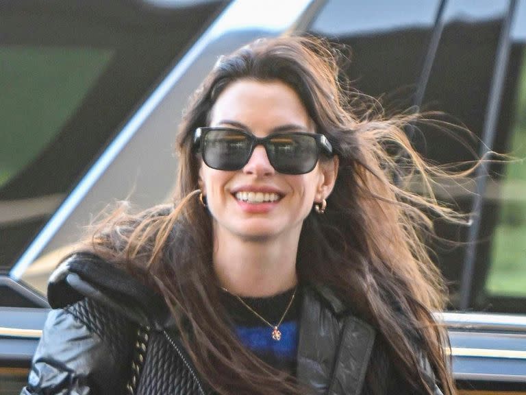 Anne Hathaway fue captada por las cámaras antes de subir a un avión y les regaló a los paparazzi una de sus clásicas sonrisas