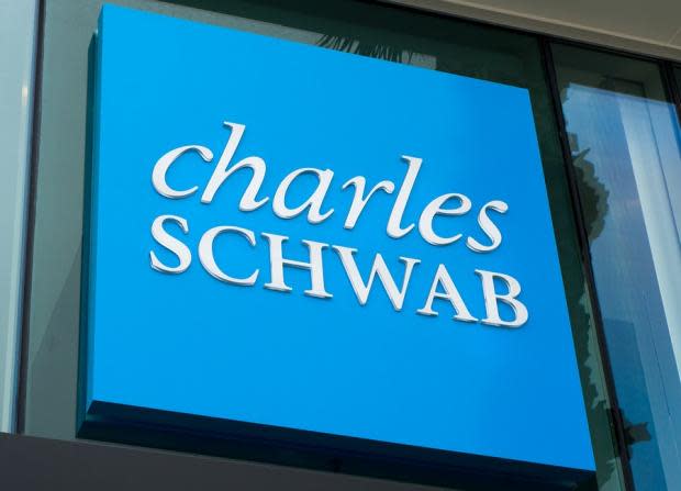 Charles Schwab (SCHW) delivers positive earnings surprise of 1.6% in third-quarter 2018 on top-line strength.