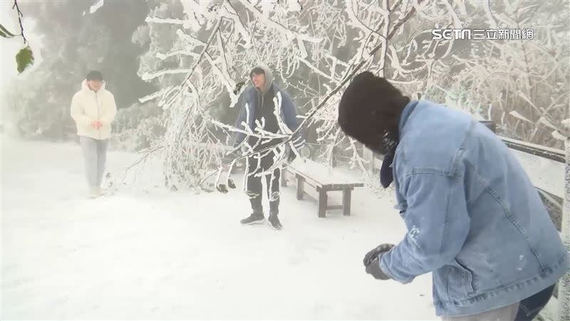 宜蘭太平山國家森林遊樂區昨晚降雪，一群大學生熱血騎車衝上山看雪景。