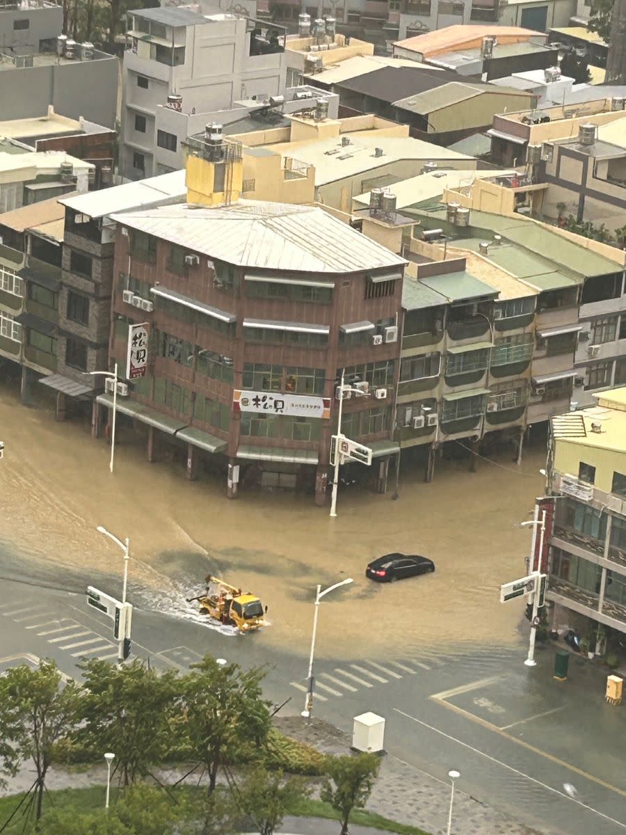 山陀兒颱風帶來的狂風驟雨，造成高雄市鼓山區術館附近的翠華路嚴重積水。（圖：聽眾提供）