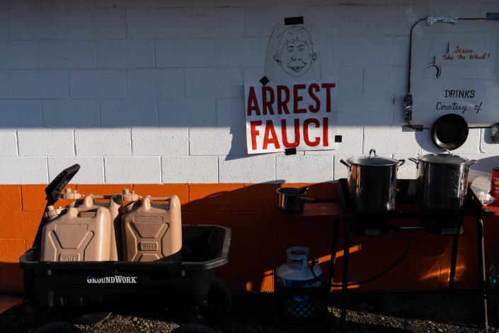 علامة القبض على Fauci في حدث قافلة الشعب في Hagerstown ، Md.