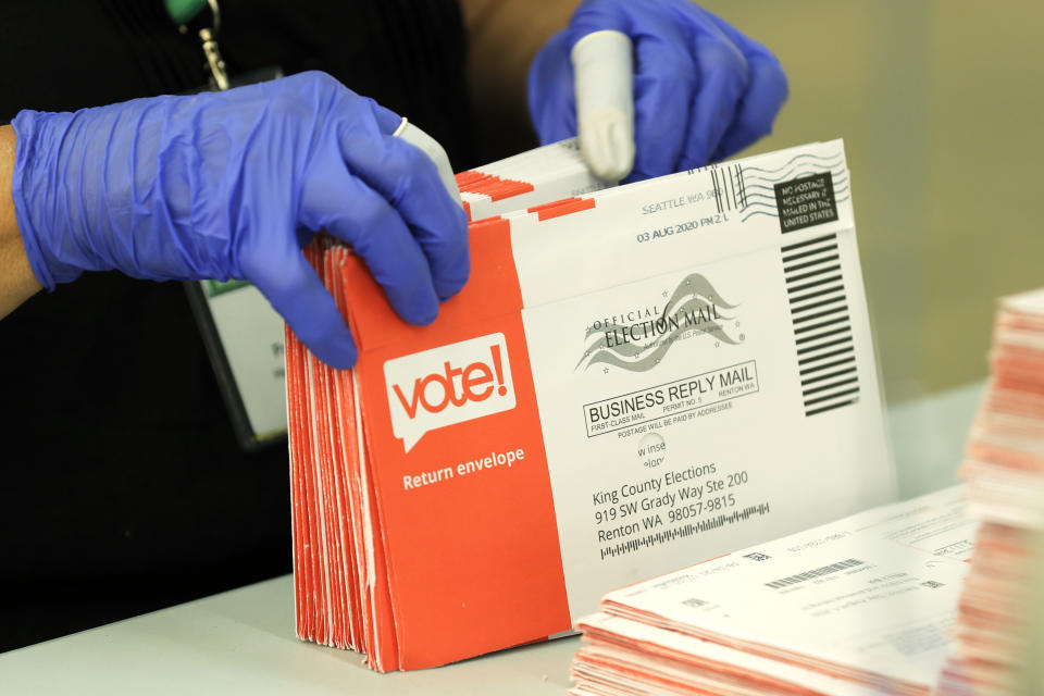 Millones de ciudadanos votan por correo en las elecciones de EEUU, con casos de irregularidades mínimos. (AP Photo/Ted S. Warren)