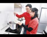 老公入廚房幫手，Jane讓他將用水煮軟的韓國年糕，盛起放在碟上。
