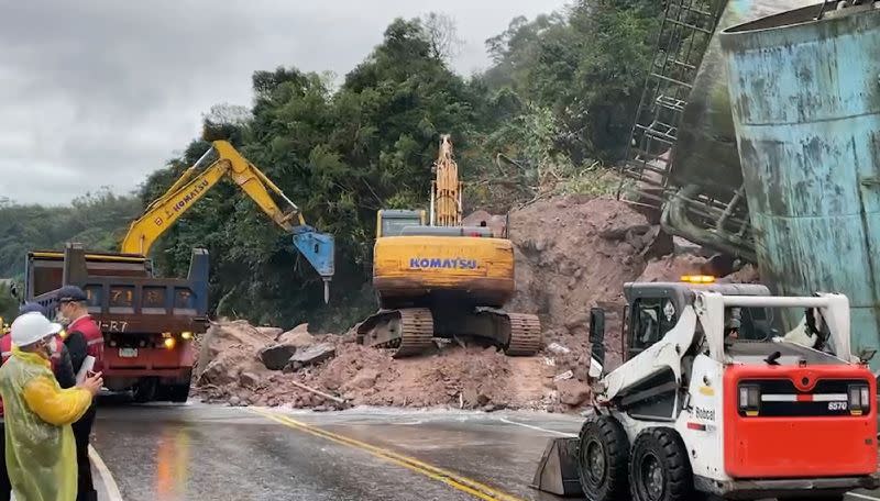 陽金公路4公里處山壁5日晚間9時許崩落，壓毀林莊淨水場3座快濾桶，土石宣洩而下堆積在路面占據車道，道路雙向封閉，經交通部公路總局第1區養護工程處景美工務段和區公所漏夜搶修，6日上午已可單線雙向管制通行。（讀者提供）