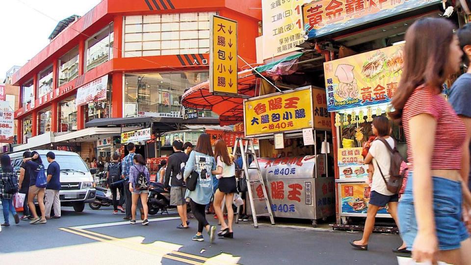 在一中街商圈的「香腸王」大腸包小腸，因價格便宜，生意相當好。（東森新聞提供）