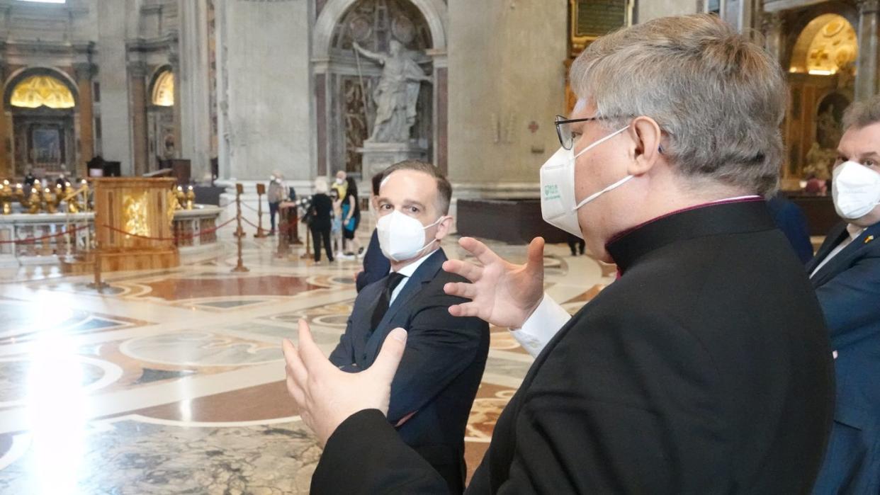 Außenminister Heiko Maas (l) lässt sich von Oliver Lahl von der deutschen Botschaft beim Heiligen Stuhl durch Petersdom und Vatikan führen.